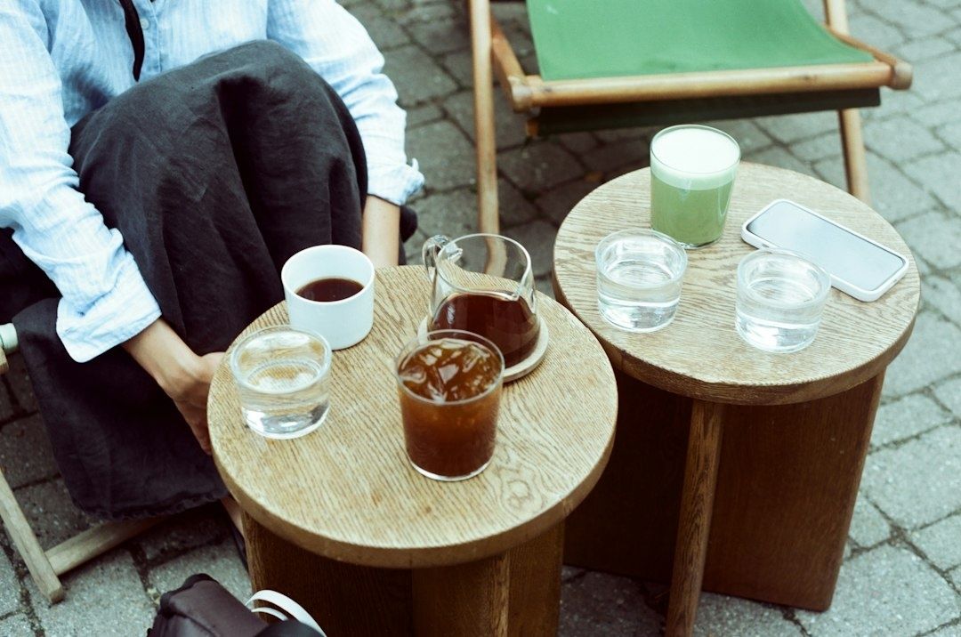 Fikabord med kaffe, vatten och drycker i en utomhusmiljö